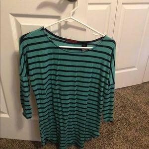 Buckle red 3/4 length top